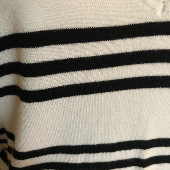 Express striped cotton V-neck top. - Picture 3 of 5